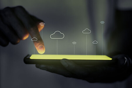 Daten werden in einer Cloud auf einem Tablet abgespeichert